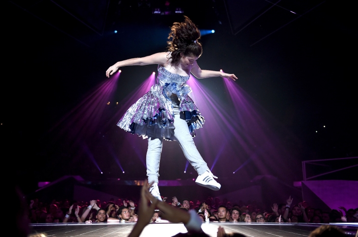 Penampilan Lorde membawakan 'Homemade Dynamite' di panggung VMA pada 2017. (Foto: Billboard)