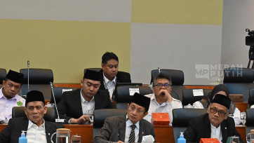 Raker Menag dengan Komisi VIII DPR Bahas Biaya Haji Tahun 2025