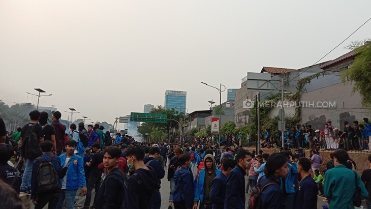Aksi di Depan Gedung DPR, Warga Bantu Mahasiswa yang Terluka