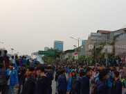 Aksi di Depan Gedung DPR, Warga Bantu Mahasiswa yang Terluka