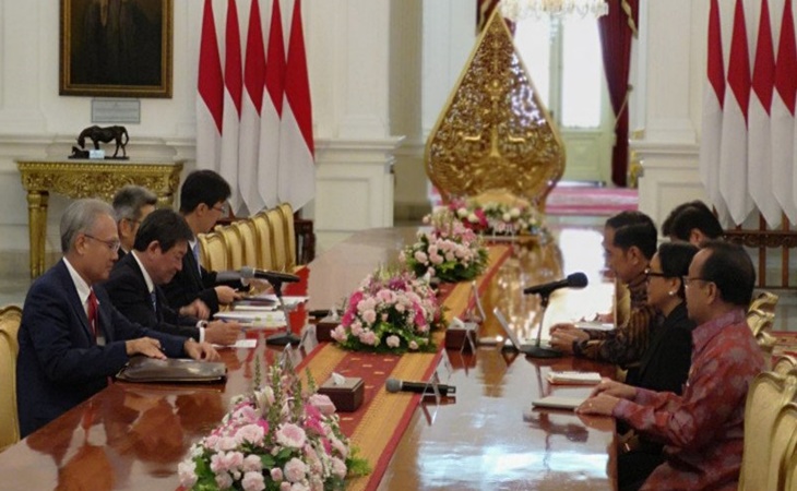 Presiden Jokowi saat bertemu dengan Menteri Luar Negeri Jepang di Istana Negara