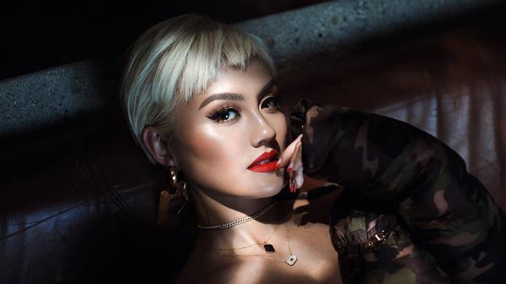 Wow! Agnez Mo Disejajarkan dengan Ariana Grande di iHeartRadio Music Awards 2019