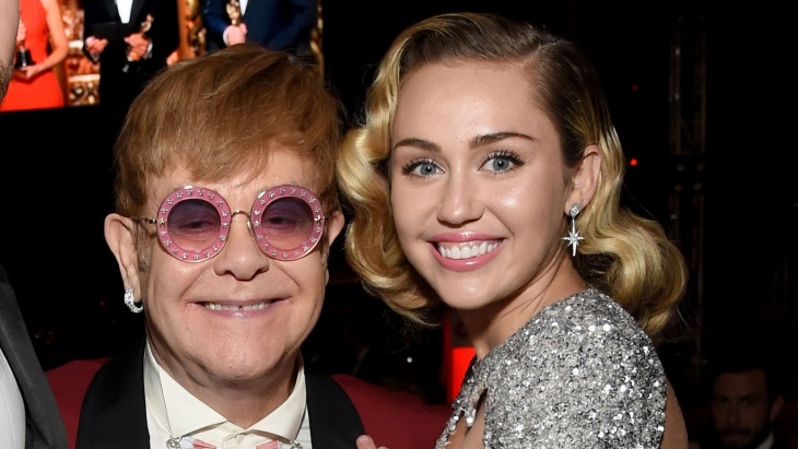 Bersama Elton John, Miley Cyrus Cover Lagu Metallica
