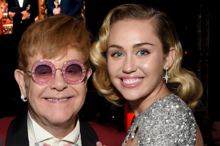 Bersama Elton John, Miley Cyrus Cover Lagu Metallica