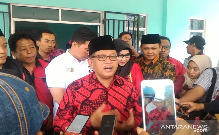 Hasto Kristiyanto memberikan keterangan terkait penunjukan kembali Megawati sebagai Ketua Umum PDIP