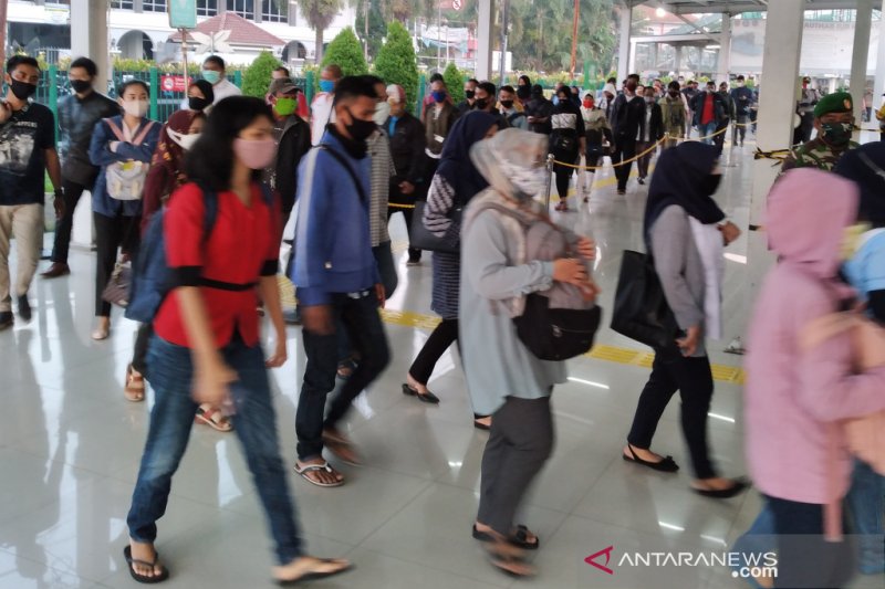 Antrean calon penumpang KRL di Stasiun Bogor, pada Senin (22/6/2020) pagi. (ANTARA/Foto: Riza Harahap)