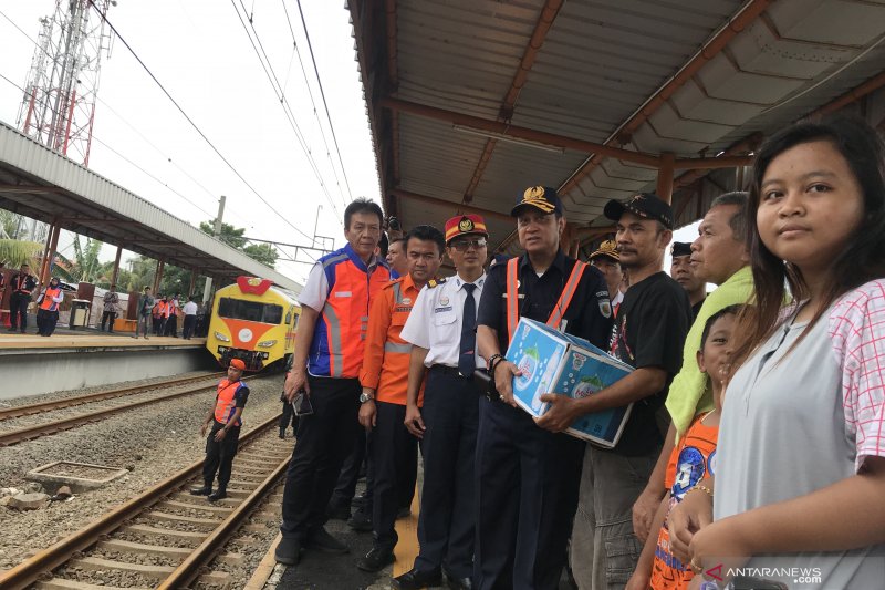 Direktur Utama PT Kereta Api Indonesia Edi Sukmoro memberikan bantuan kepada warga yang mengungsi di Stasiun Taman Kota, Jakarta. (ANTARA/ Juwita Trisna Rahayu)