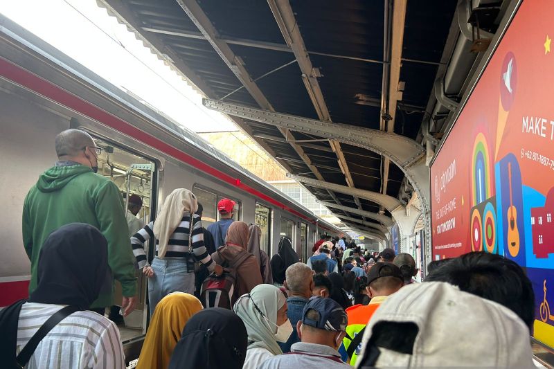 Stasiun KRL Dekat Destinasi Wisata dan Pusat Perbelanjaan Dipadati Penumpang