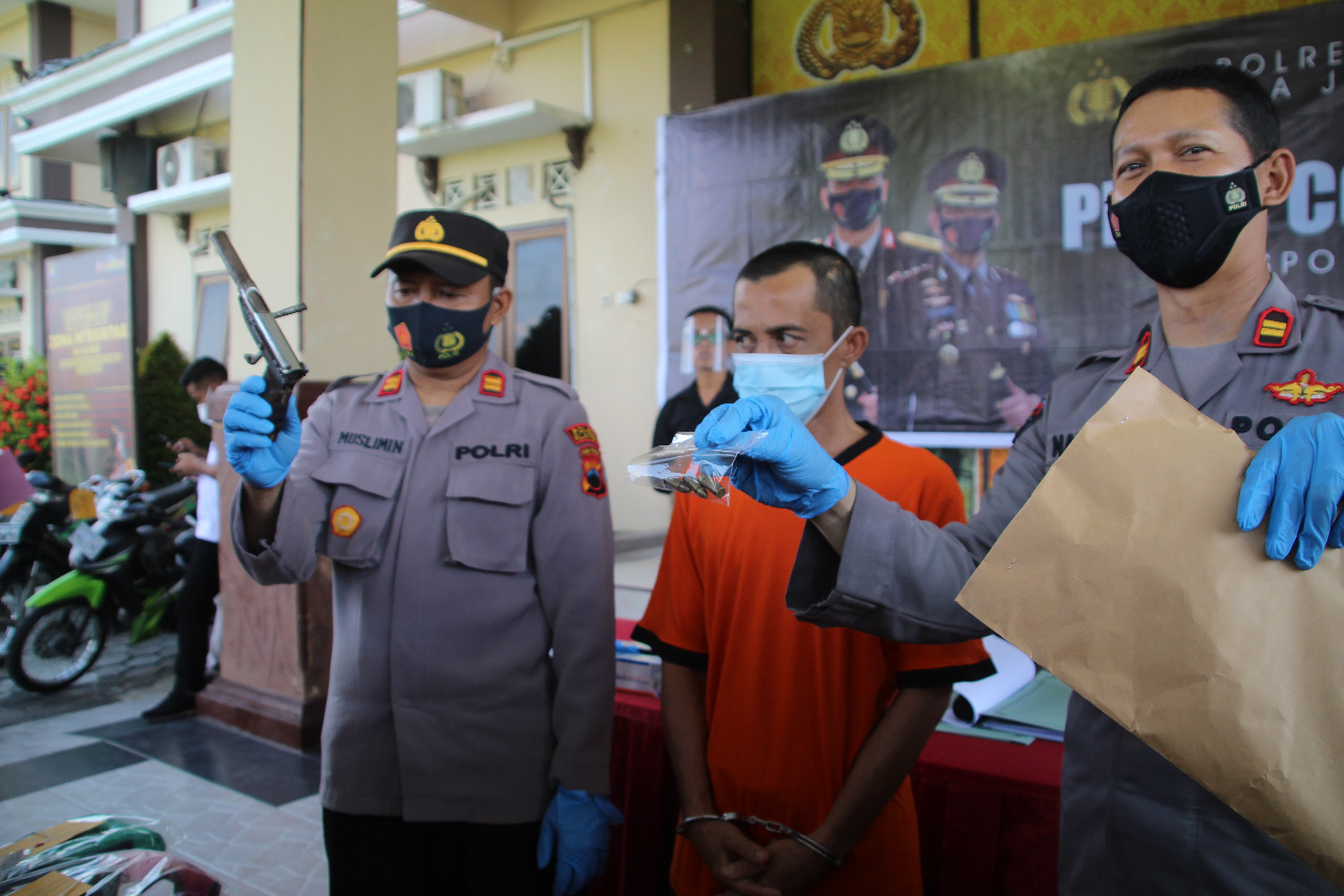 Tersangka pembuat senjata rakitan. (Foto: MP/Ismail)