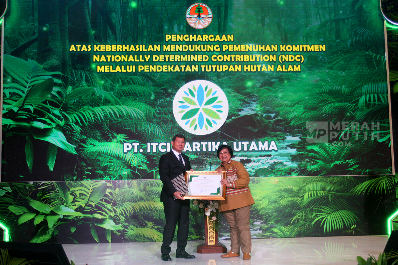 Hashim Djojohadikusumo Terima Penghargaan dari Kementerian LHK