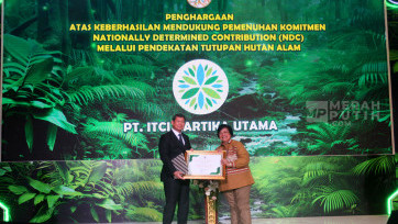 Hashim Djojohadikusumo Terima Penghargaan dari Kementerian LHK 