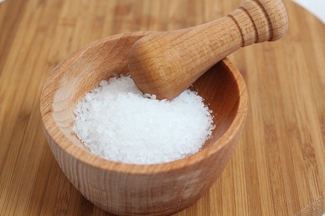 Kadar natrium pada garam terlalu tinggi. (Foto: Pixabay/onefox))