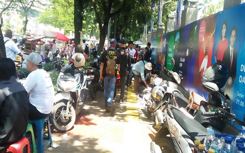 Sebagian warga manfaatkan keramain kampanye akbar untuk berjualan
