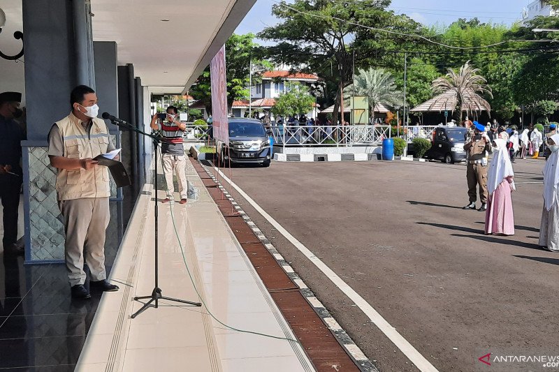 Wakil Gubernur DKI Jakarta Ahmad Riza Patria melepas 1100 santri kembali ke Pondok Pesantren Gontor di Asrama Haji Jakarta Pondok Gede, Jakarta, Selasa (25/5/2021). ANTARA/Yogi Rachman