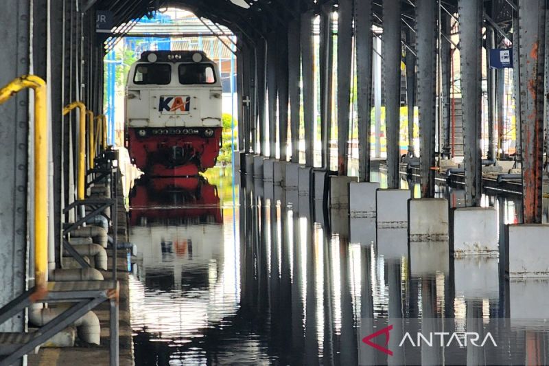 Banjir di Semarang Bikin Perjalanan Kereta Api Dibatalkan dan Terlambat Sampai 6 Jam