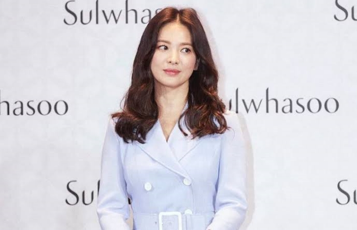 Song Hye-kyo sumbang puluhan ribu buku untuk pusat kebudayaan Korea di berbagai negara (Foto: Yahoo News)