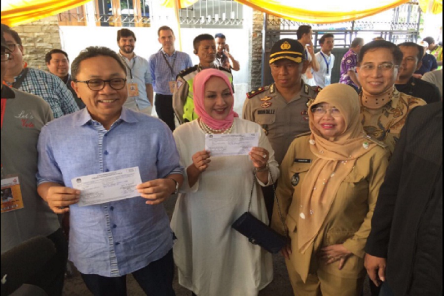 Zulkifli Hasan bersama istri