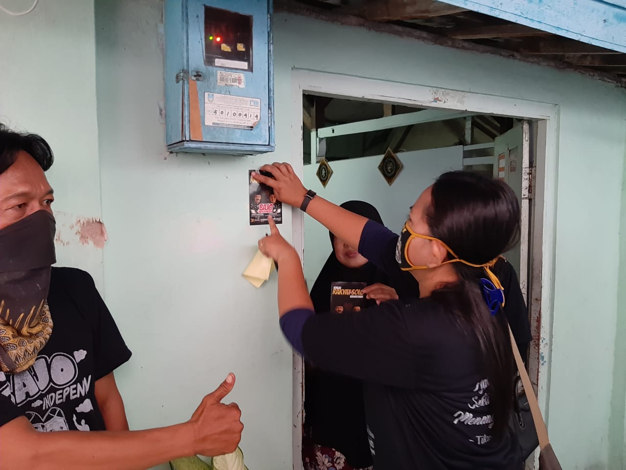 Relawan paslon Bagyo-Supardjo kampanye door to door ke rumah warga, Senin (MP/Ismail)