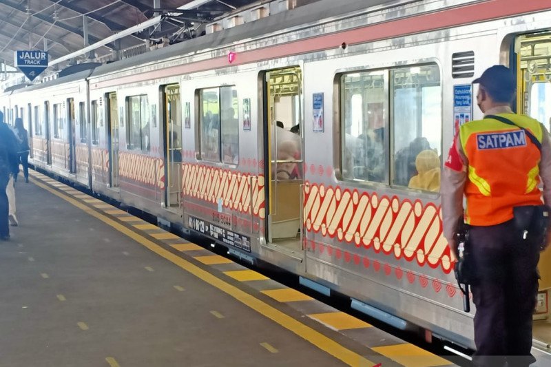 Dokumentasi seorang petugas keamanan (kanan) mengawasi para penumpang kereta api di Stasiun Solo Balapan, Solo, Jawa Tengah. Stasiun Solo Balapan pada saat arus mudik Idul Fitri merupakan salah satu stasiun yang selalu dipadati penumpang. ANTARA/Ahmad Wijaya