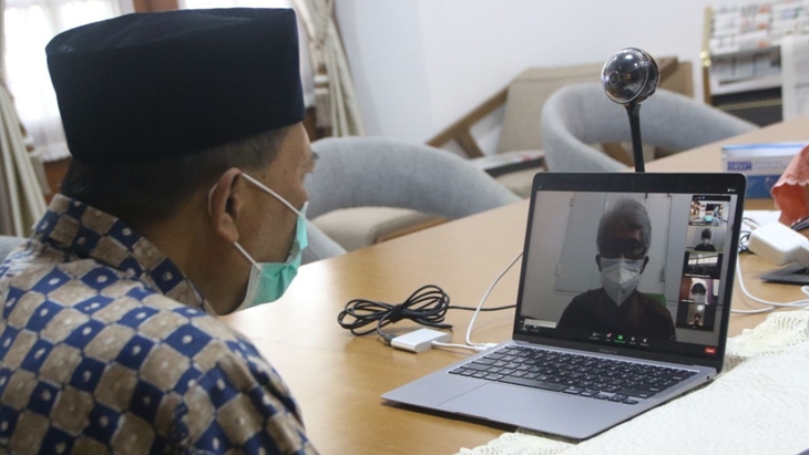  Wali Kota Bandung Oded M Danial saat bertemu para nakes secara virtual dari Pendopo Kota Bandung, Senin (28/6). (MP/Humas Bandung)