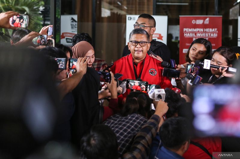 Sekjen PDIP, Hasto Kristiyanto (tengah), saat menjawab pertanyaan wartawan usai pertemuan di Gedung High End, Jakarta, Kamis (15/2). Foto:ANTARA/Asprilla Dwi Adha