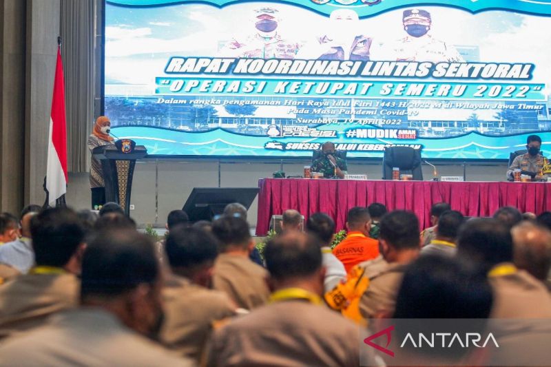 Gubernur Jawa Timur Khofifah Indar Parawansa (kiri) saat memberi pengarahan pada Rakor Operasi Ketupat Semeru 2022 di Mapolda Jatim, Surabaya, Selasa (19/4/2022). ANTARA/Umarul Faruq.