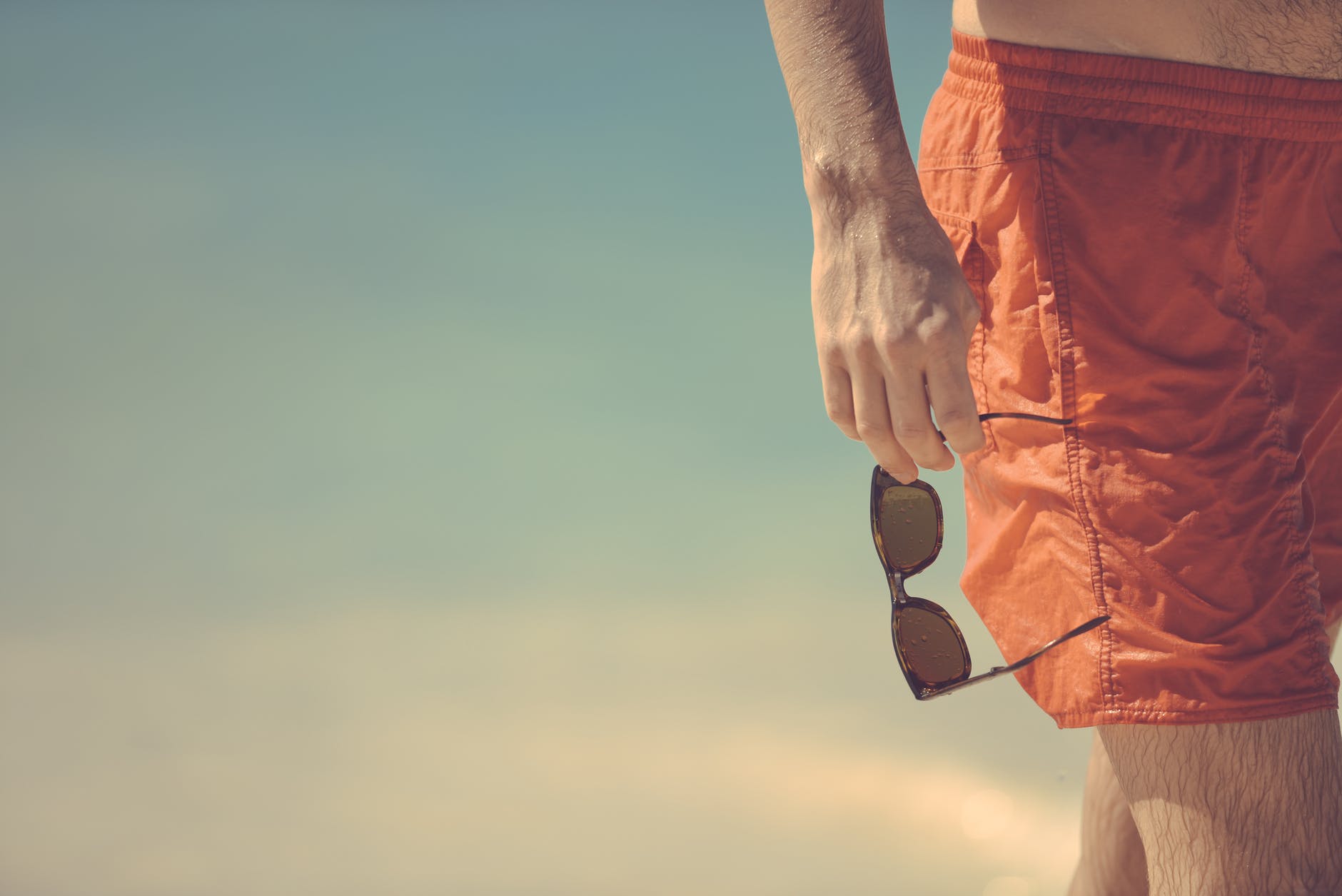 Tampil Keren saat Liburan ke Pantai? Jangan Sampai Lupa 'Starter Pack' Khusus Cowok