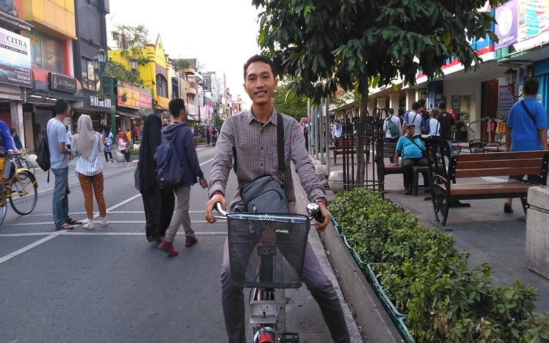 Warga Yogyakarta menggunakan sepeda untuk menikmati sore di Malioboro