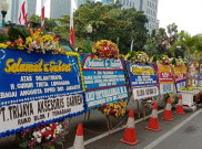 Ratusan Karangan Bunga Pelantikan Banjiri Gedung DPRD DKI