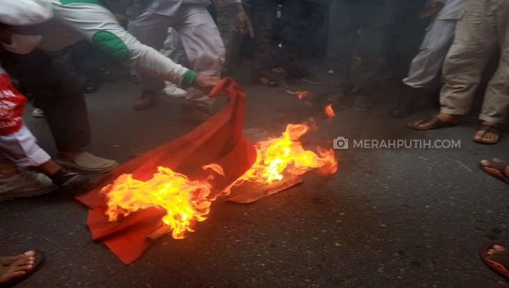 Tolak RUU HIP, Massa Ormas Islam Solo Demo di Gladak dan Bakar Bendera PKI