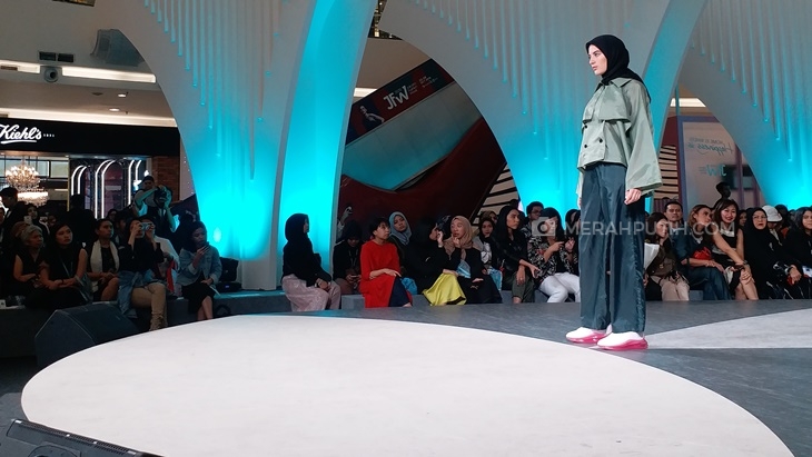 Gaya Hijab Streetwear dan Feminin di Panggung Jakarta Fashion Week