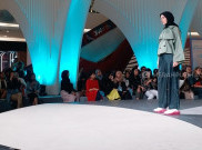 Gaya Hijab Streetwear dan Feminin di Panggung Jakarta Fashion Week