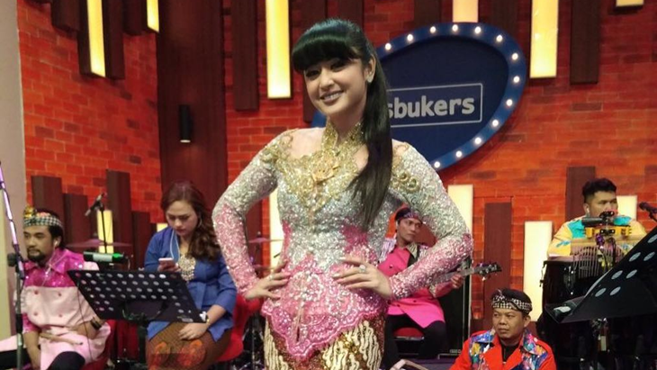Dewi Perssik Sebutkan Nama Anggota Patwal yang Mengawalnya