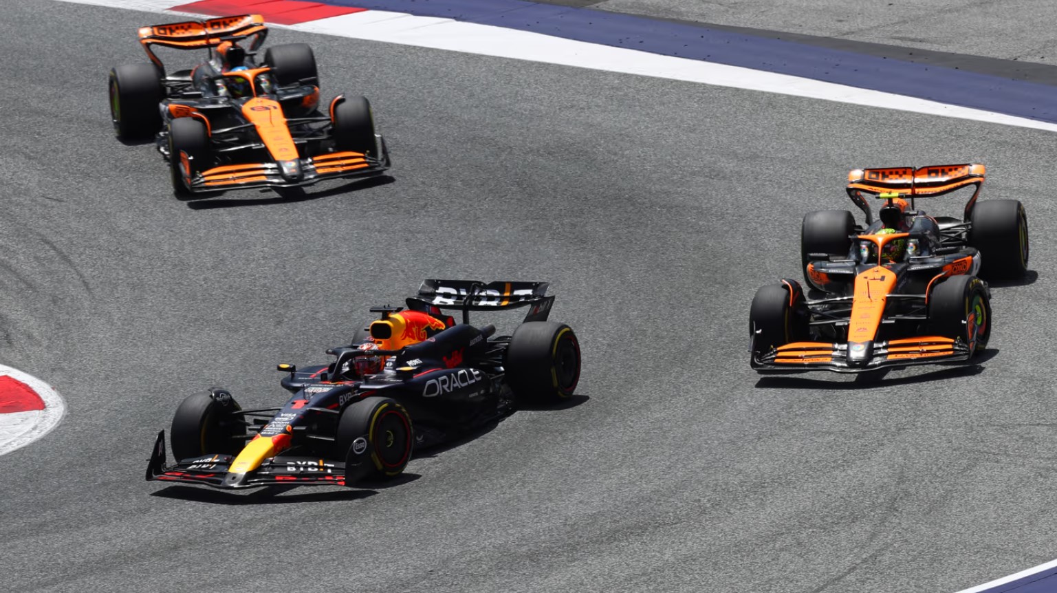 McLaren kecewa dengan keputusan FIA saat balapan. (Foto: F1)