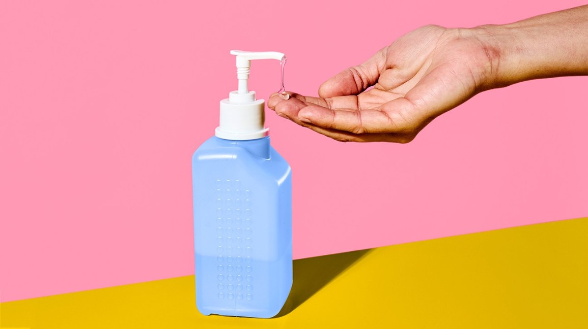 Banyak orang menjual hand sanitizer dan masker DIY. (Foto Greatist)