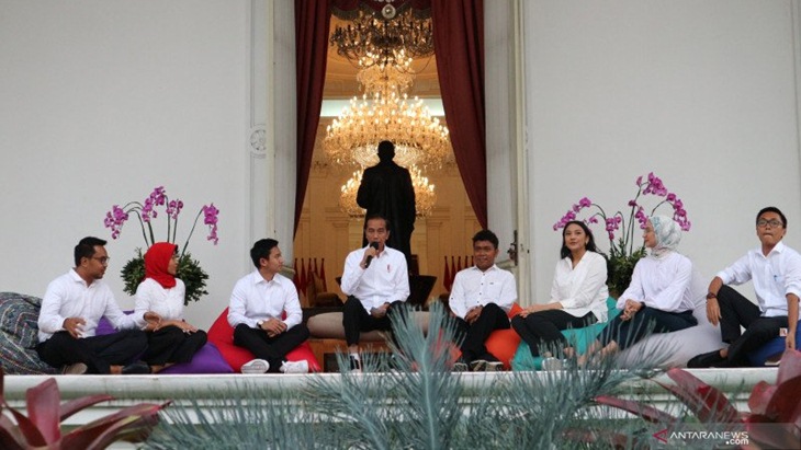 Presiden Jokowi perkenalkan 7 orang staf khusus berusia muda dan berasal dari kalangan milenial di Istana Merdeka Jakarta, Kamis (21/11). (Desca Lidya Natalia)