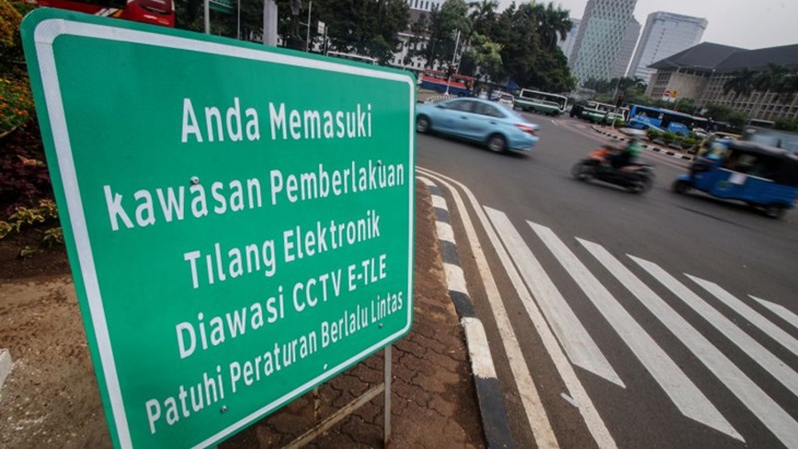 Dokumentasi pengendara melintas di dekat rambu tilang elektronik di Jalan Medan Merdeka Barat, Jakarta, Jumat (9/11/2018). (ANTARA FOTO/Rivan Lingga)