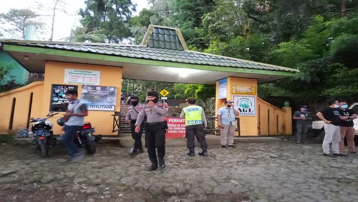 Polisi berjaga di jalur pendakian Cemoro Kandang, Gunung Lawu, Desa Gondosuli, Kecamatan Tawangmangu, Kabupaten Karanganyar, Jawa Tengah, Minggu (21/6). (MP/Ismail)