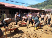 100 Anggota 'Pasukan Khusus' Brimob Polri Beraksi, Gotong Royong Bersihkan Lumpur Sisa Bencana di Tapanuli Tengah 
