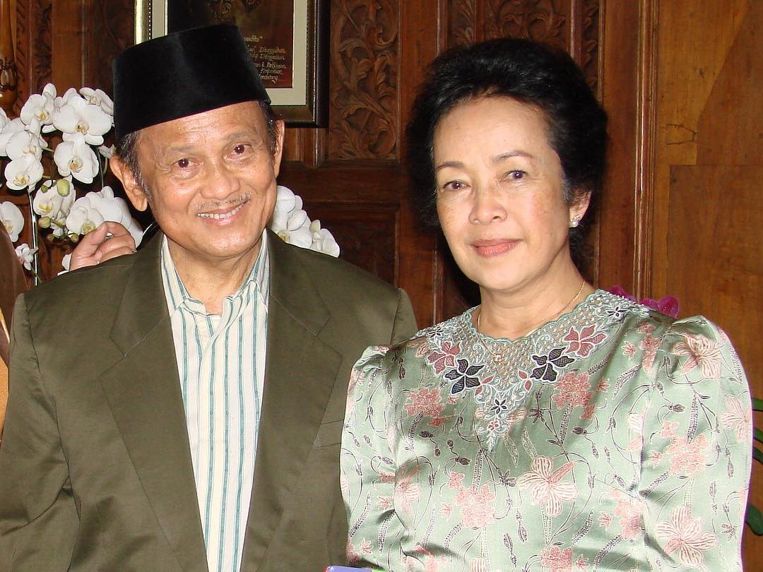 Bikin Baper, Ini 7 Kata Mutiara BJ Habibie Tentang Cinta