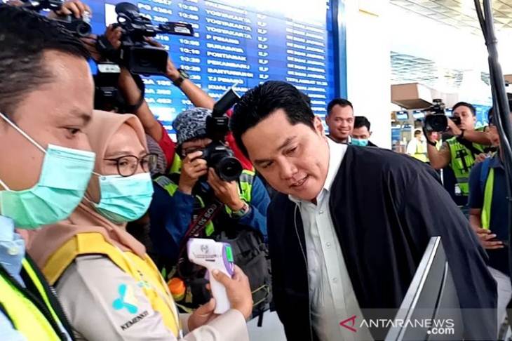 Menteri BUMN Erick Thohir saat mengecek alat pemindai suhu tubuh atau thermal scanner di Terminal 3 Bandara Soekarno-Hatta, Tangerang, Banten pada Rabu (11/3/2020). ANTARA/Aji Cakti