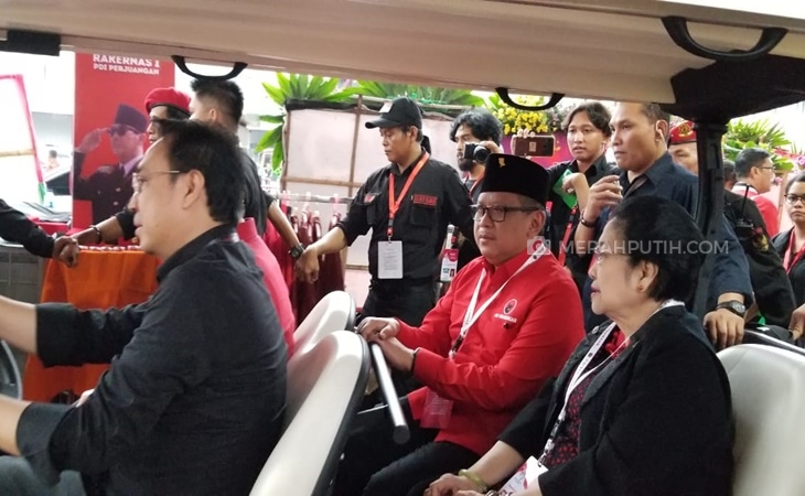Sekjen PDIP Hasto Kristiyanto mendampingi Ketua Umum PDIP Megawati Soekarnoputri di Rakernas PDIP