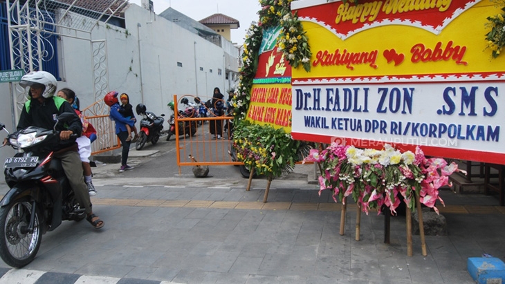 Bunga dari Fadli Zon Jadi Sasaran Swafoto, Warga: Bunga Kiriman Fahri Kok Gak Ada?   