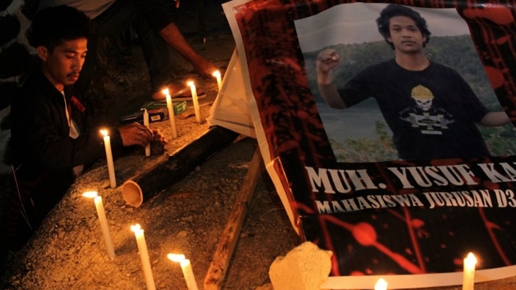 Mahasiswa Fakultas Teknik Universitas Haluoleo Kendari menyalakan lilin di lokasi tertembaknya dua mahasiswa di Jalan Abdul Silondae , Kendari, Sulawesi Tenggara, Kamis (10/10/2019). ANTARA FOTO/Jojon