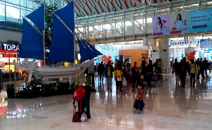 Penumpang di Bandara Hasanuddin