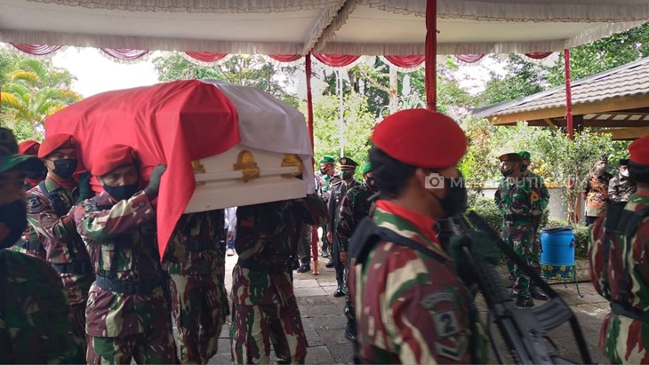 Mantan Kepala KSAD Jenderal TNI (Purn) Wismoyo Arismunandar (80) dimakamkan di Astana Giribangun, Karanganyar, Jawa Tengah, Kamis (28/1). (Foto: MP/Ismail)