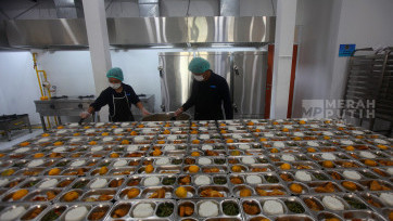 Aktivitas SPPG Palmerah Siapkan Paket Program Makan Bergizi Gratis Perdana di Jakarta