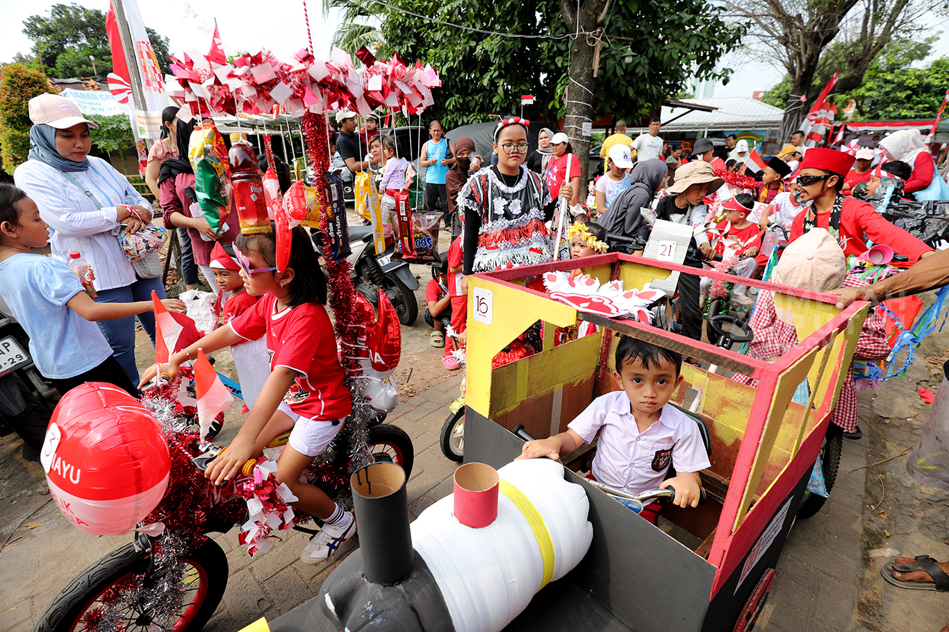 Aksi Anak-anak Ikuti Karnaval Meriahkan HUT ke-80 Kemerdekaan RI di Jakarta