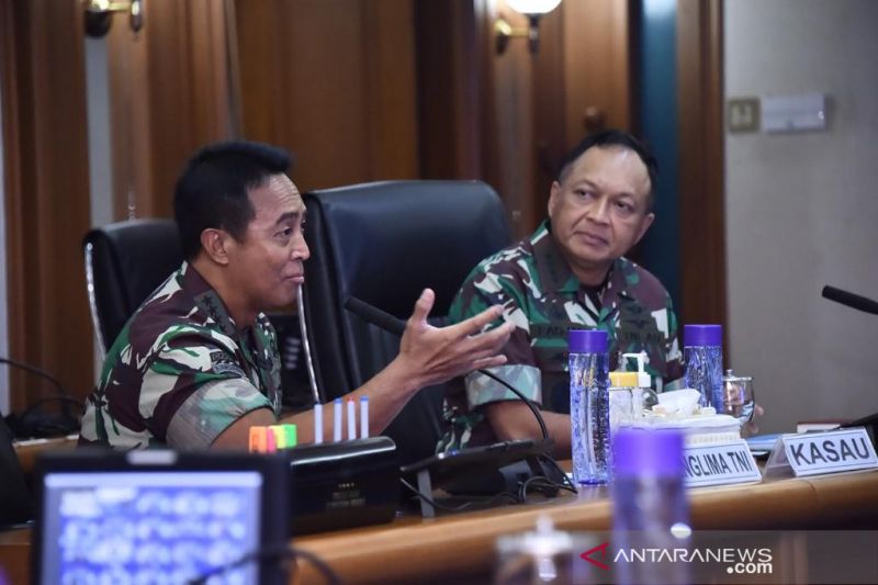 Panglima TNI Jenderal TNI Andika Perkasa (kiri), didampingi Kepala Staf TNI Angkatan Udara Marsekal TNI Fadjar Prasetyo (kanan), memberi arahan ke jajaran pimpinan Markas Besar TNI Angkatan Udara pada kunjungan kerja Panglima ke Mabes TNI AU, di Cilangkap, Jakarta, Senin (22/11/2021). ANTARA/HO-Puspen TNI