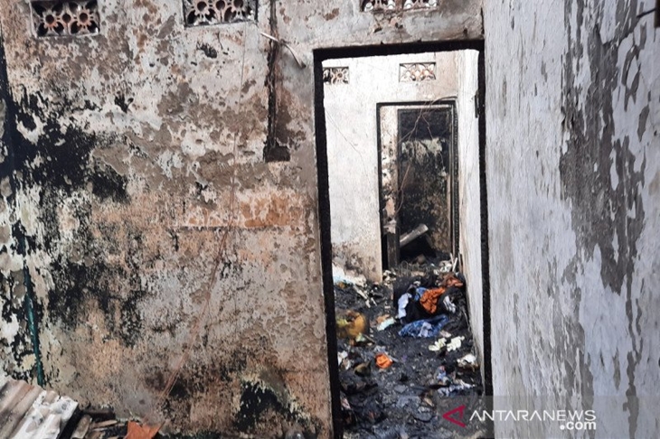 Suasana bangunan kontrakan yang hangus terbakar dalam musibah kebakaran di Pisangan Baru III, Jakarta, Kamis dini hari (25/3/2021). ANTARA/Yogi Rachman